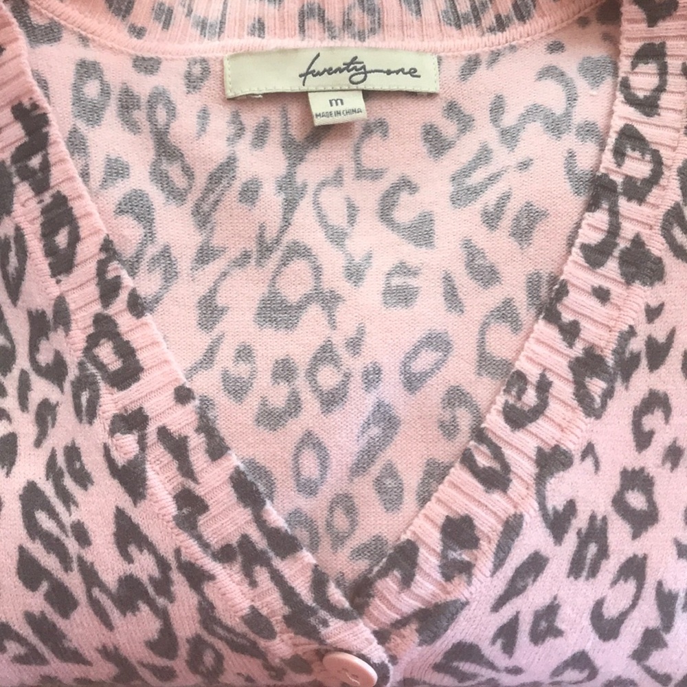 πΏβ£οΈTwenty One Pink/Gray Leopard Crop Sweater M - Picture 2 of 5